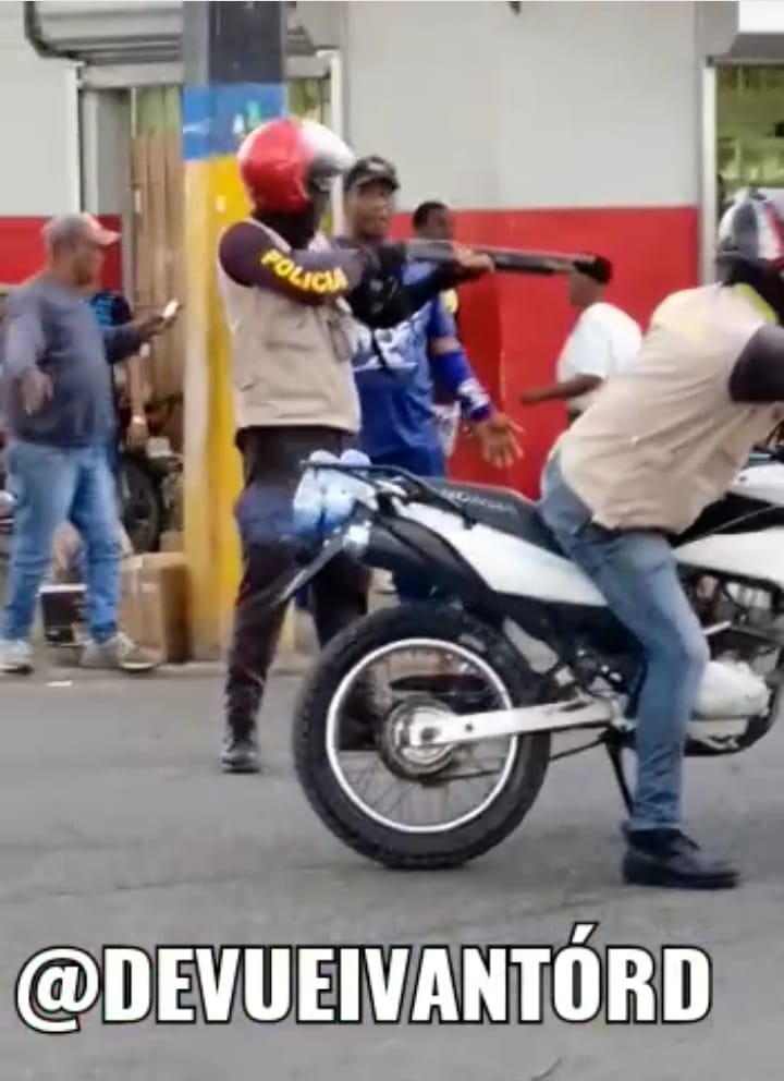 Personal de ASDE forcejea y lanza tiros contra plataneros y motoconchistas