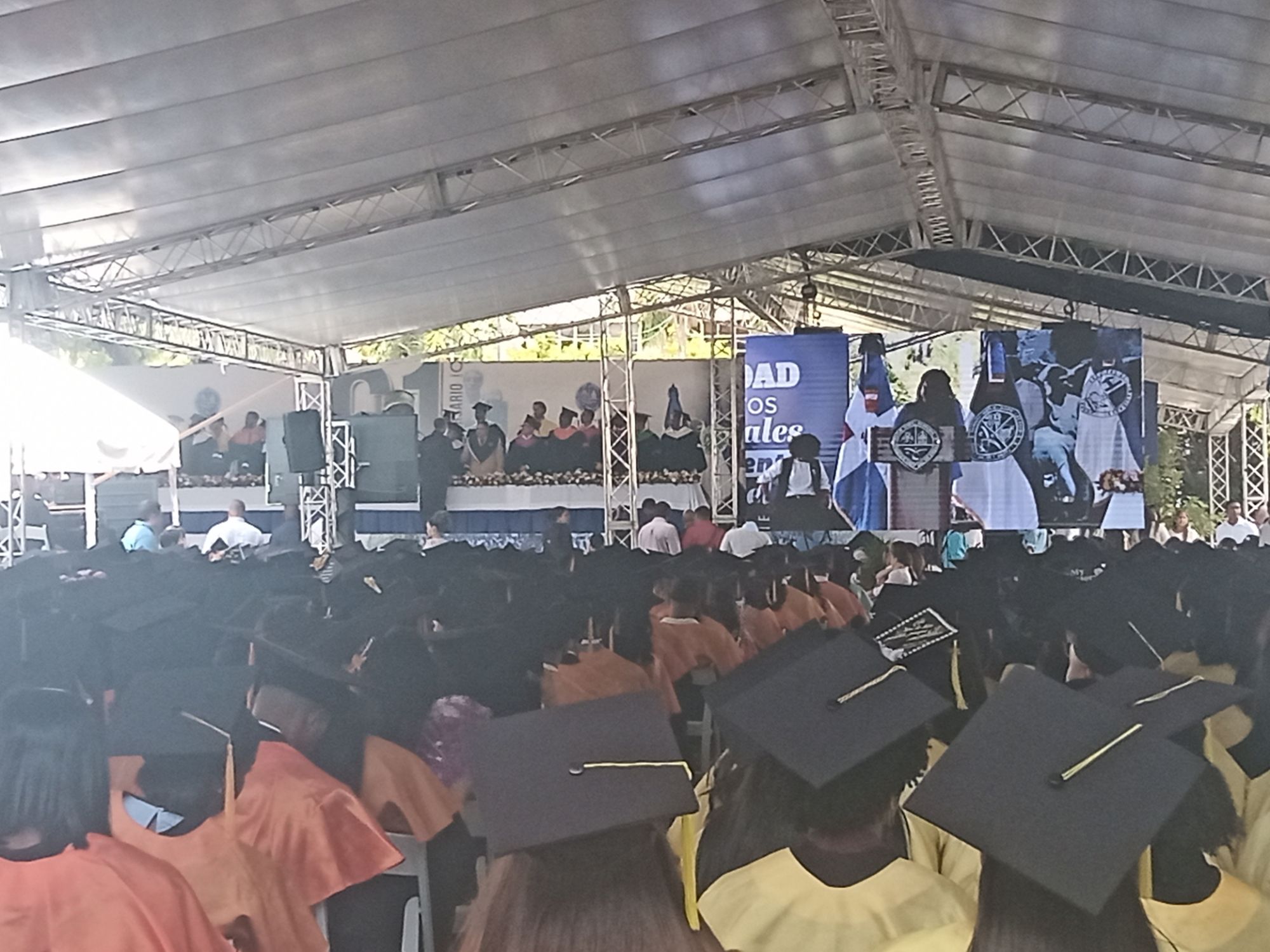 UASD celebró investidura con miles de nuevos profesionales